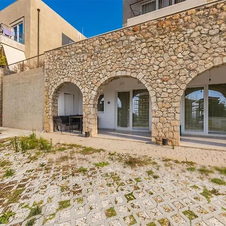 Azure Haven Dhermi Modern 2br Escape By Pikhost 아파트 *