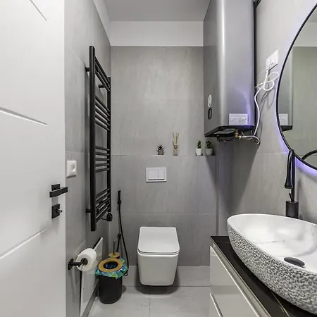 Azure Haven Dhermi Modern 2br Escape By Pikhost 아파트 Gjilek