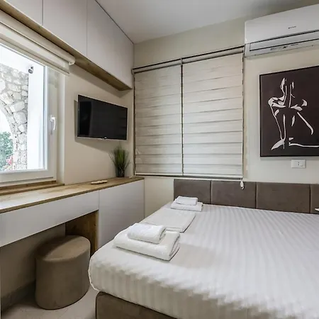 Azure Haven Dhermi Modern 2br Escape By Pikhost 아파트 *